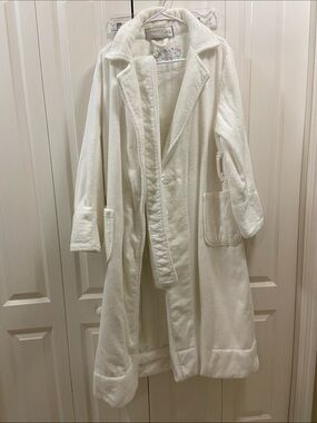 Provence Embroidered Ivory Plush Robe with Floral Detail